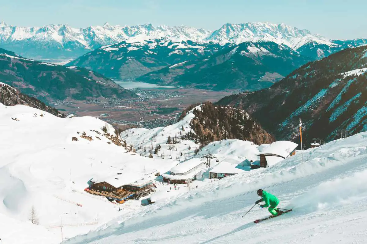 Skier zooming down a powdered run at Kaprun as part of the Zell am See resort in Austria. Photo by Daniel Frank from Unsplash